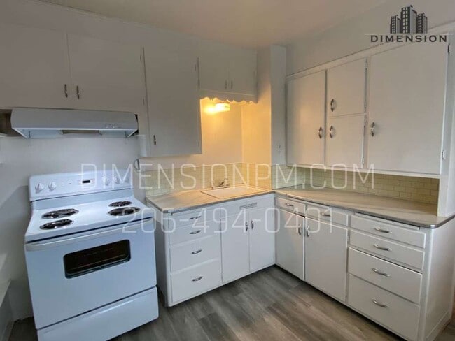 Building Photo - Spacious Two-Bedroom Apartment in the Hear...