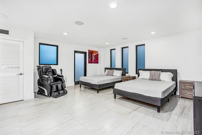 Building Photo - 2700 N Bay Rd