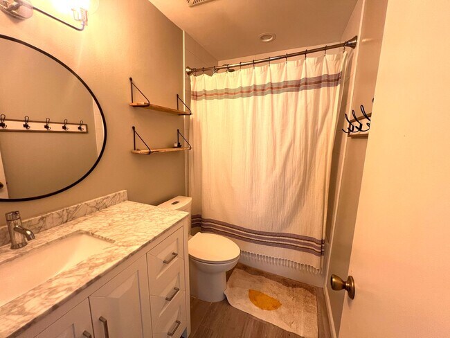 Building Photo - Stunning 2 Bedroom located in Irvine.