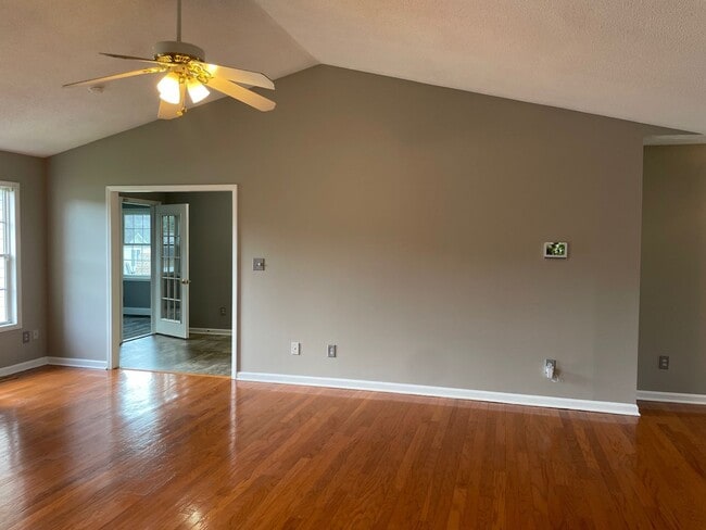 Building Photo - 3-4 Bed with 2 full baths and 2 car garage...