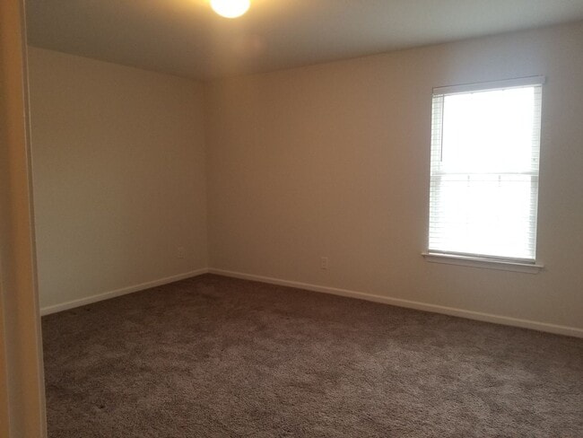 Building Photo - 3BR, 3BA TH is Tavern Grove