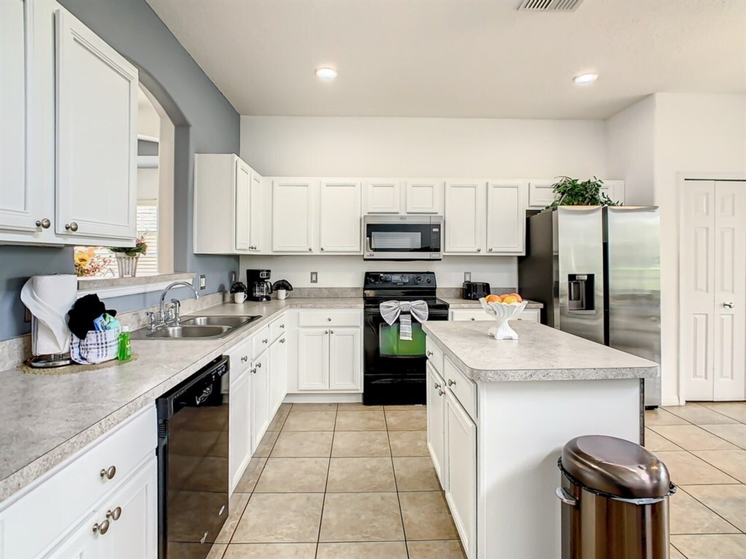 Building Photo - 8627 La Isla Dr