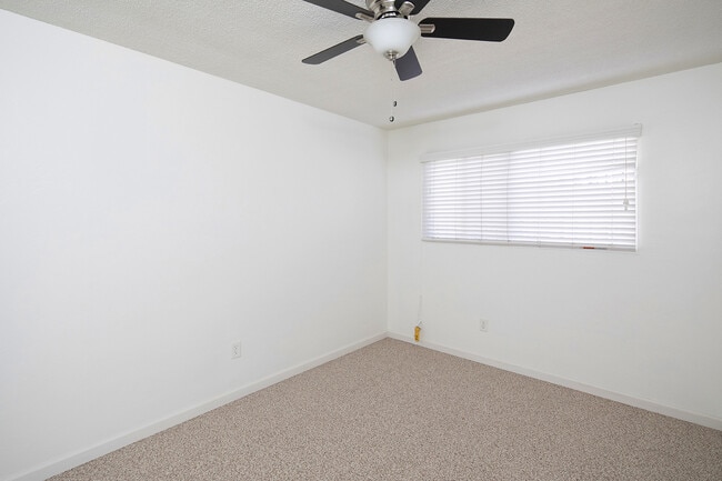 Building Photo - Large 2 Bed/1 Bath with Lots of Character - Great Location!