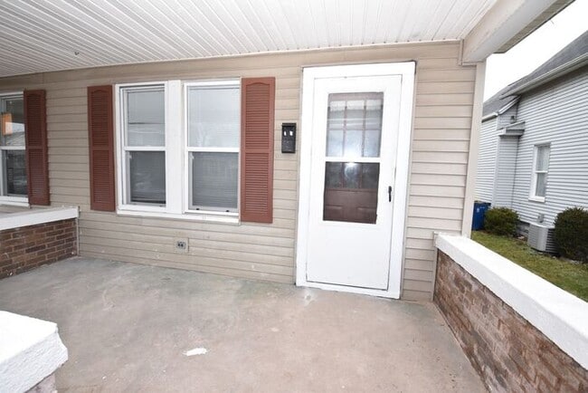 Building Photo - 2 bedroom Mishawaka Duplex
