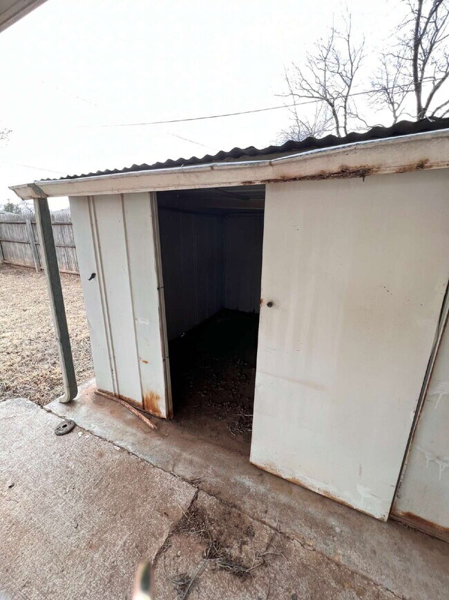Building Photo - "Charming 3-Bedroom Home with 2 Baths in Lubbock's Heart – 1277 Sq Ft of Comfort!"