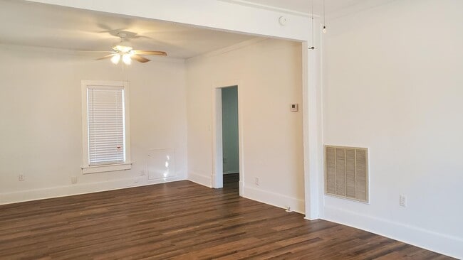 Building Photo - 1402 E Maple Ave