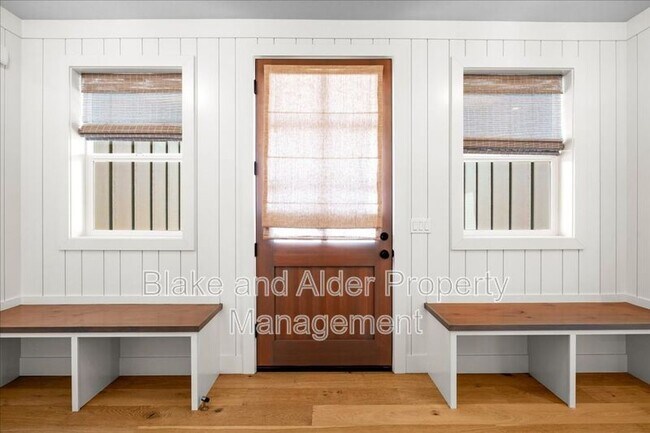 Building Photo - 496 NW Cascade Mountain Dr
