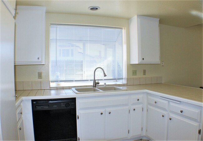 Building Photo - 25740 Rosebay Ct