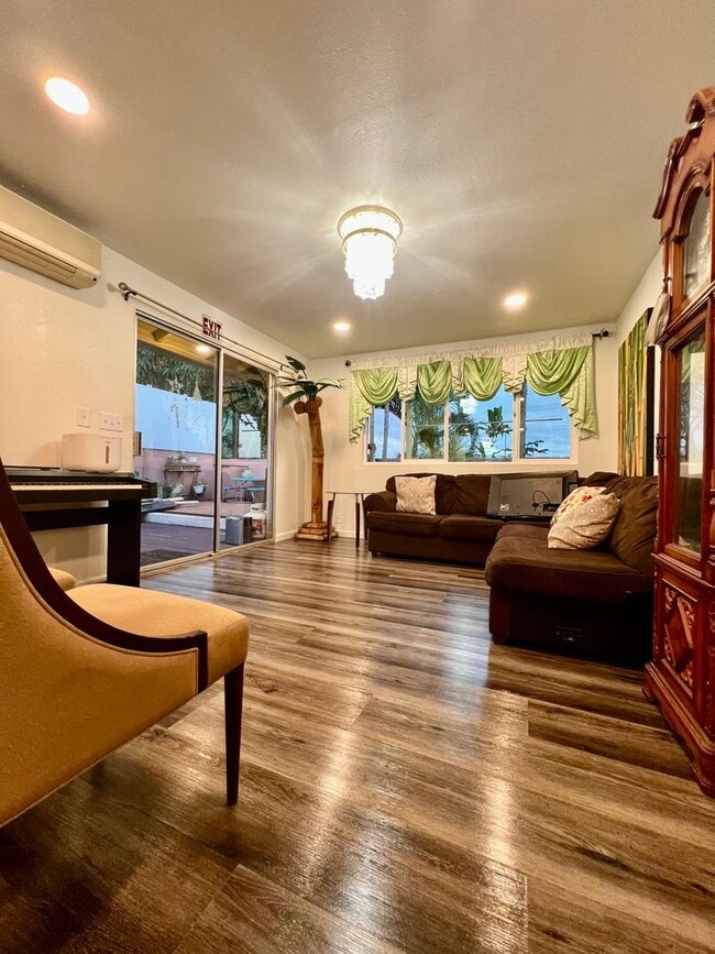 Building Photo - Beautiful Home-4/2/2 & Fenced Yard