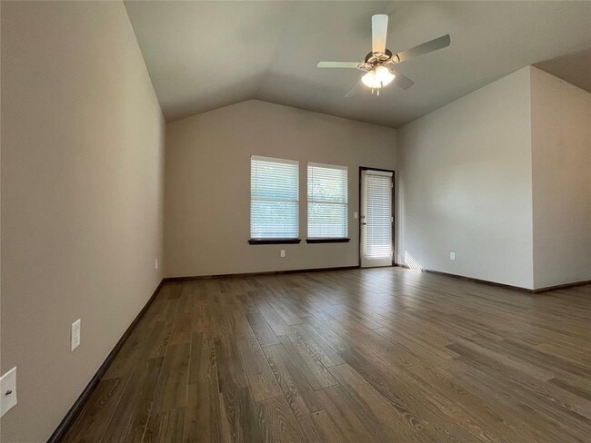 Building Photo - 2033 Sara Vista Dr