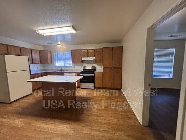 Building Photo - 625 S Fountaine St