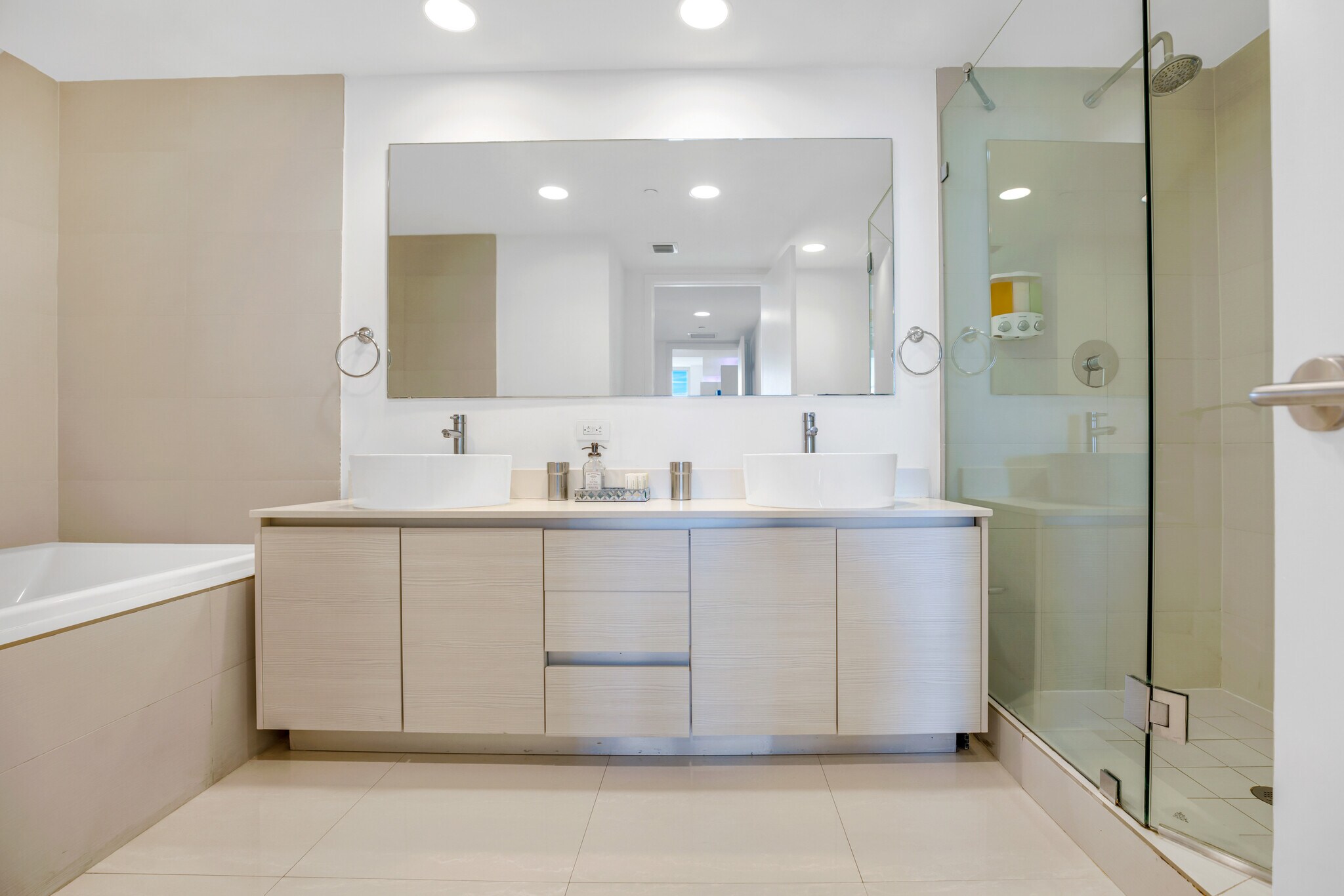 Building Photo - 2600 E Hallandale Beach Blvd