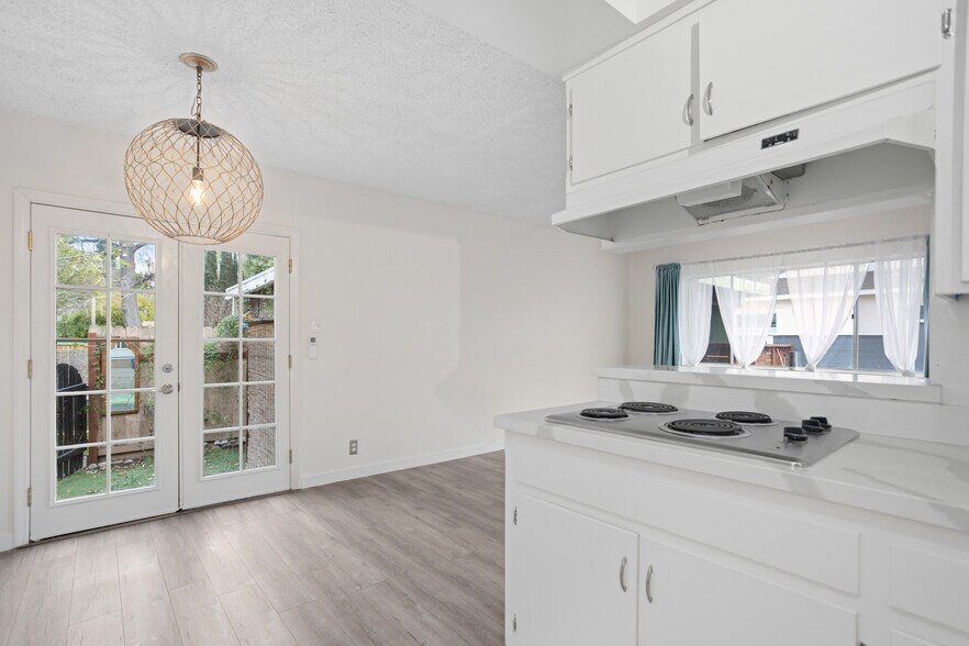 Kitchen/Den - 5175 Topanga Canyon Blvd