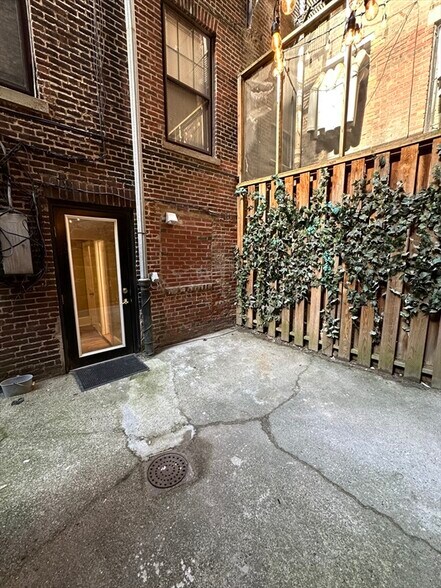 Building Photo - 61 Phillips St