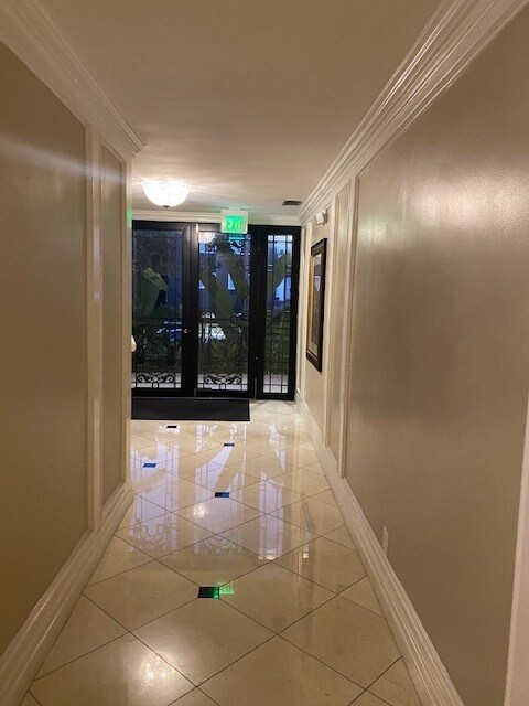 Building Photo - 145 S Doheny Dr