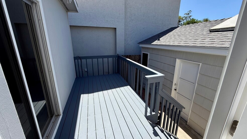 Backyard with deck - 935 Sapphire St