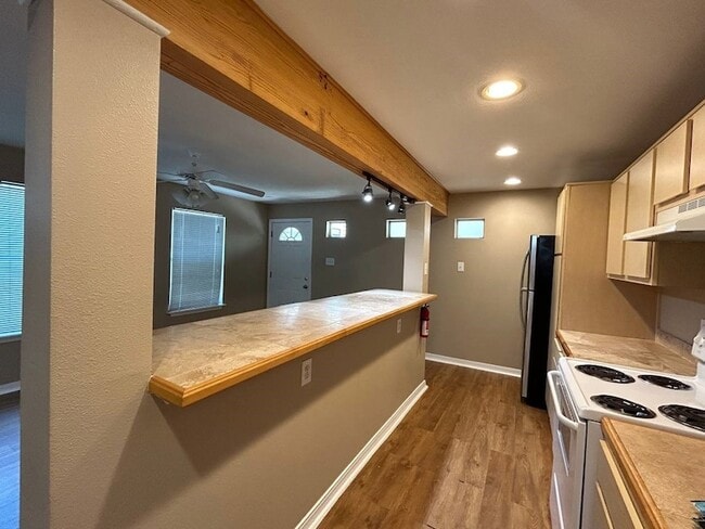 Building Photo - 831 W 25th St