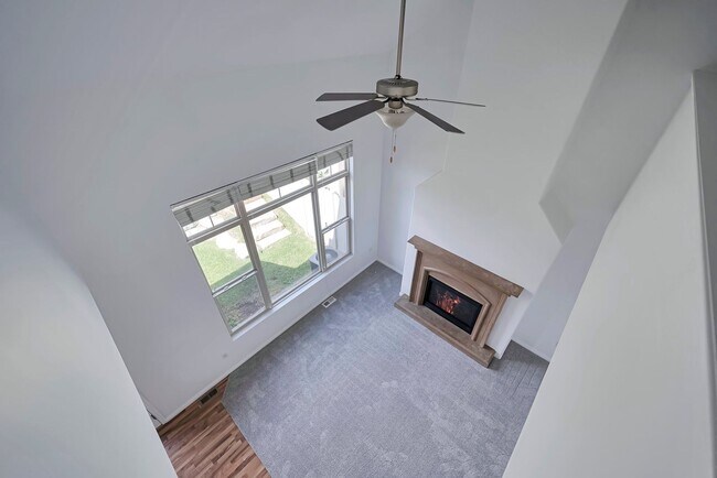 Building Photo - Beautiful 3 Bed Ivory Ridge T/home w 2 car...