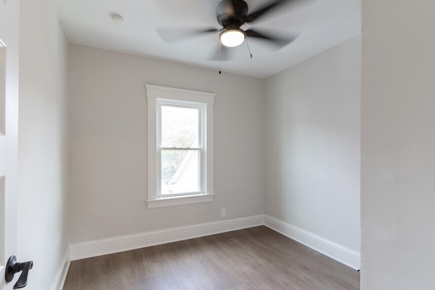 Building Photo - 1464 E 123rd St