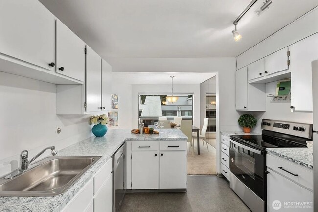 Building Photo - 3 Bedroom 2 Bathroom Plus Parking