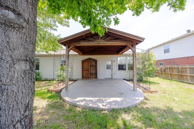 Building Photo - Great one story house with 3 bedrooms & st...