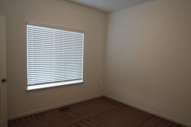 Building Photo - 4 bed/3 bath Split-foyer. Great Location!