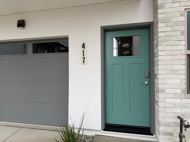 Building Photo - Loft home in downtown Woodland with SOLAR!!