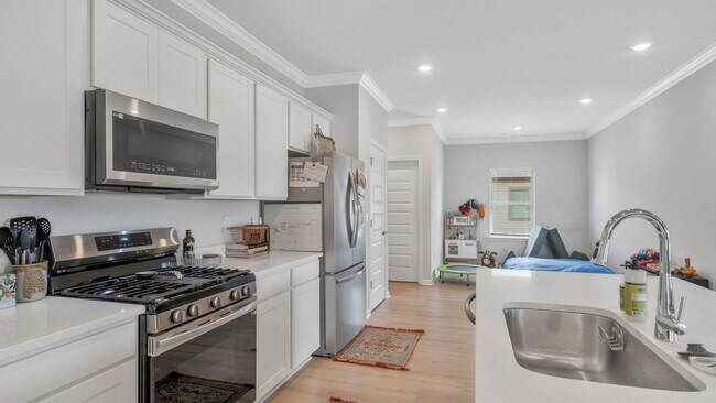 Building Photo - Like-new 4BR/3BA home in desirable St. Cla...