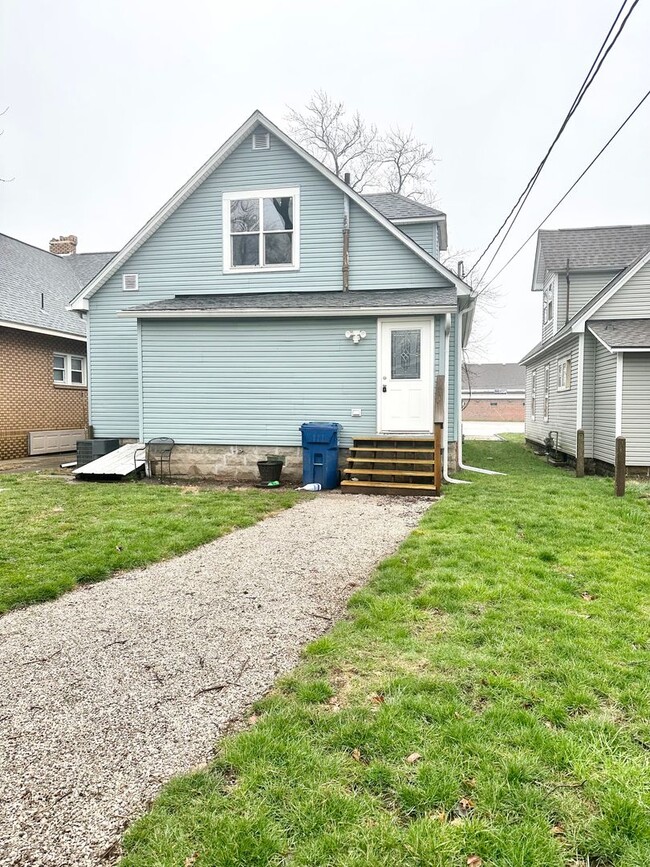 Building Photo - Renovated 3-Bedroom Home Steps from the 12...