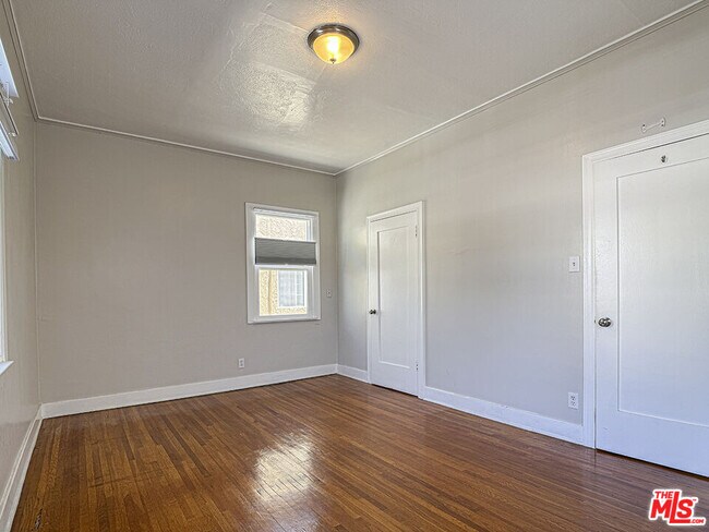 Building Photo - 733 N Ridgewood Pl