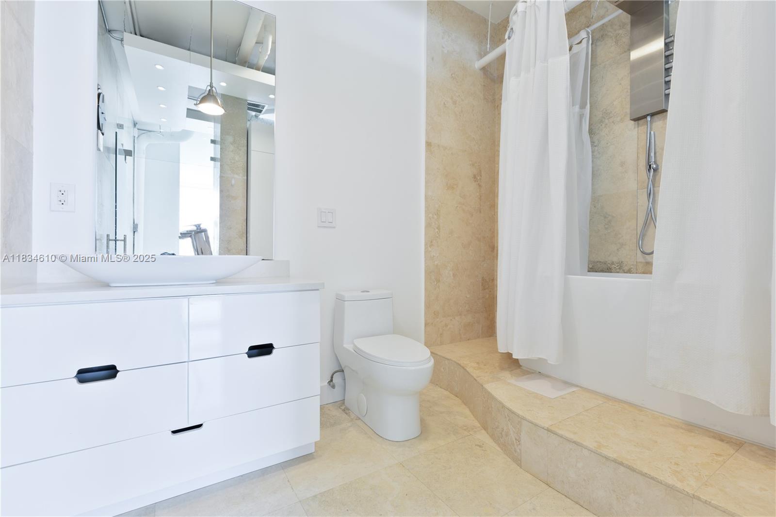 Building Photo - 1155 Brickell Bay Dr