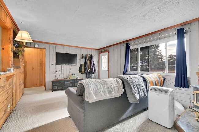 Building Photo - 2027 Roland Dr