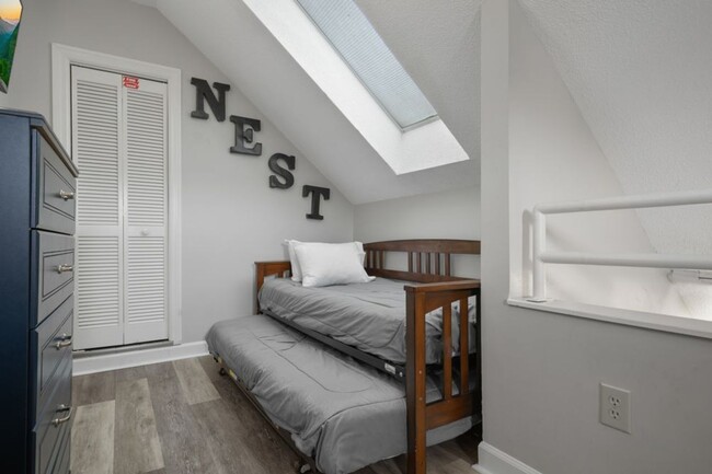 Building Photo - Modern Fully Furnished Home with Stunning ...