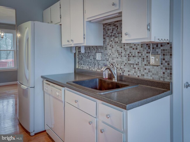 Building Photo - 8203 Stationhouse Ct