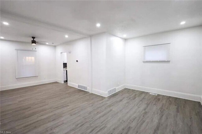Building Photo - 3BD/ 1.5 BA Home for Rent- Cleveland