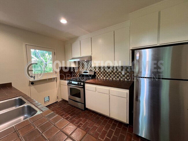 Building Photo - Picturesque 1BR/1BA Ross Cottage!  A/C! De...