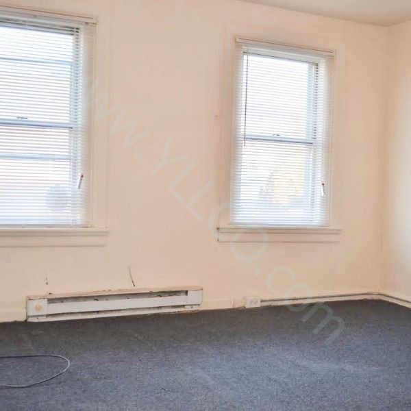 Building Photo - 142 W Airy St