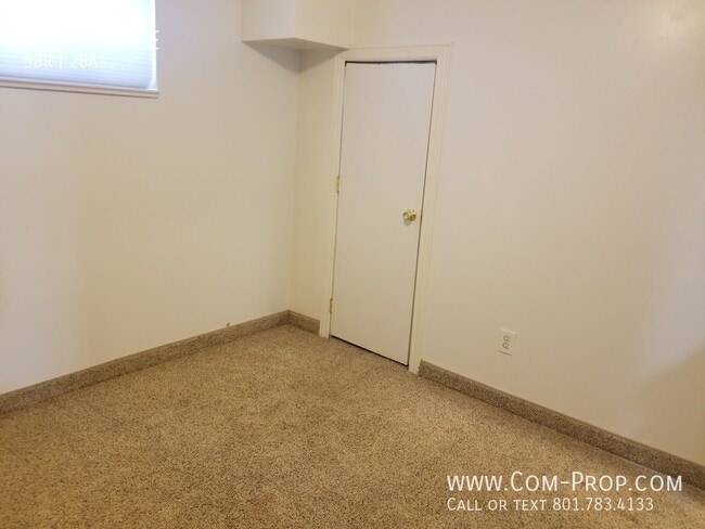 Building Photo - 828 400 E