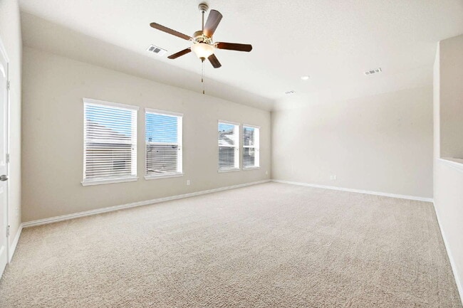 Building Photo - Spacious 4 bed 2.5 bath home available for rent