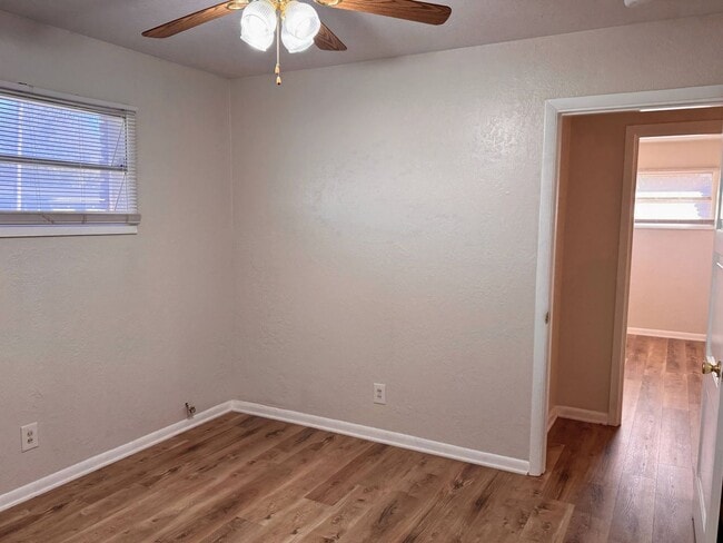 Building Photo - Adorable Mid Century Modern home on a corner lot!