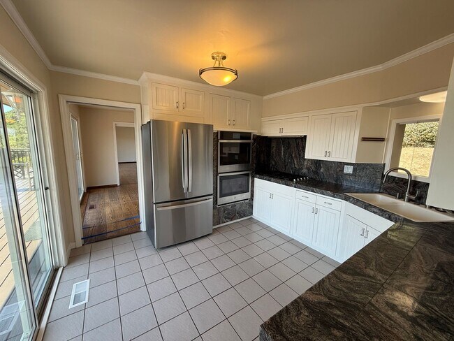 Building Photo - FOUR BEDROOM HOME IN THE GREENBRAE HILLS W...