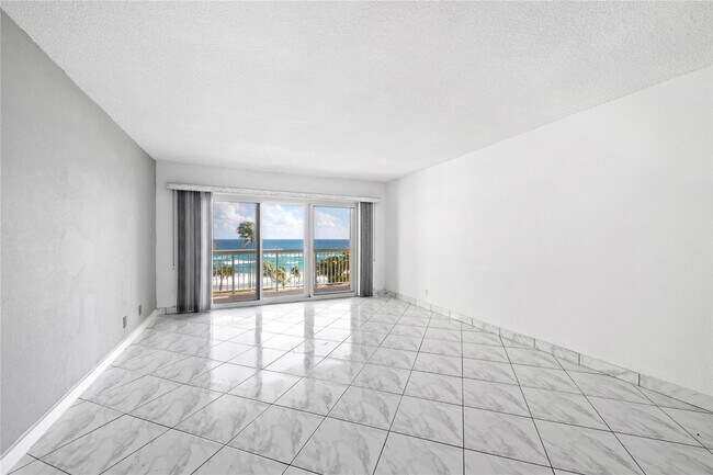 Building Photo - 1069 Hillsboro Mile