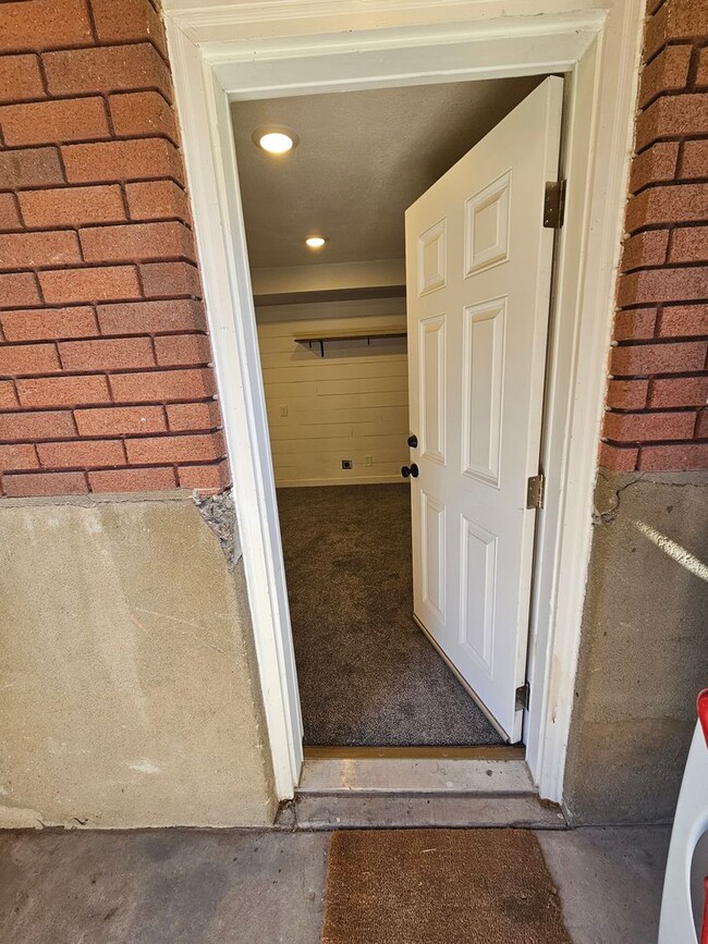 Building Photo - Spacious 4 Bed Bountiful Home | Central Location & Covered Parking