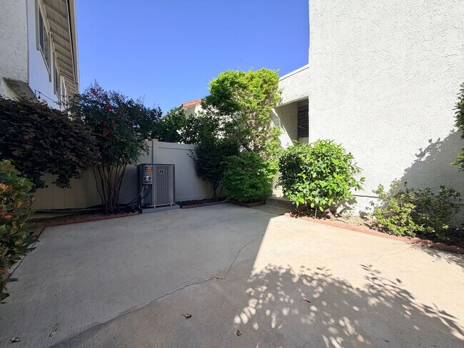 Building Photo - Beautiful End-Unit Townhome 2 bedroom and 1.5 bath