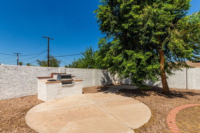 Building Photo - 3-Bedroom, 2-Bath Home with Spacious Backy...