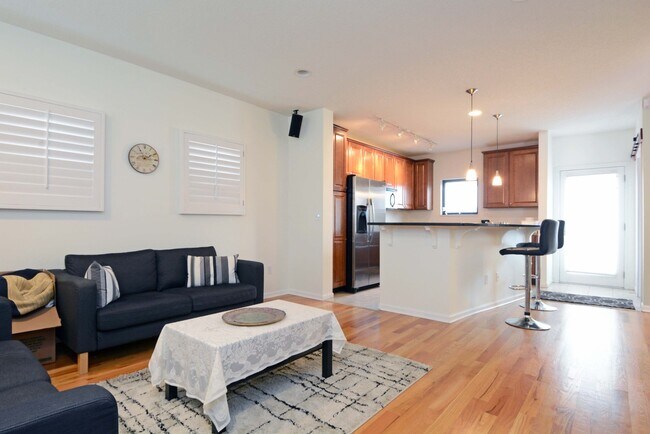 Building Photo - 2-Bed, 3-Bath Townhouse in a Great Location!