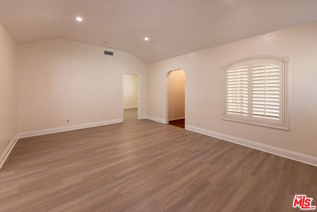 Building Photo - 4360 Kraft Ave