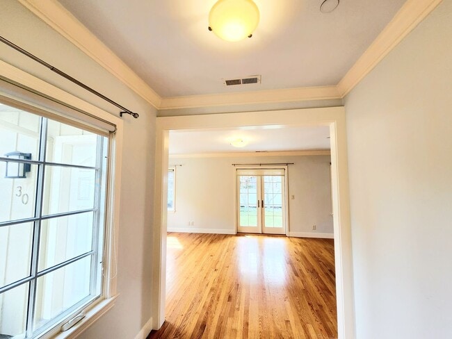 Building Photo - Amazing 1 bedroom with private backyard an...