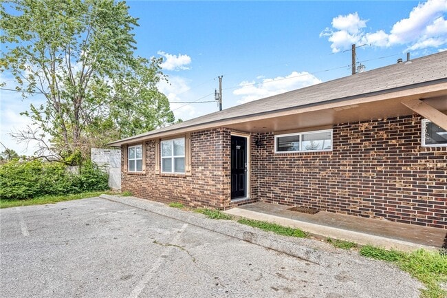 Building Photo - 1715 W Olrich St