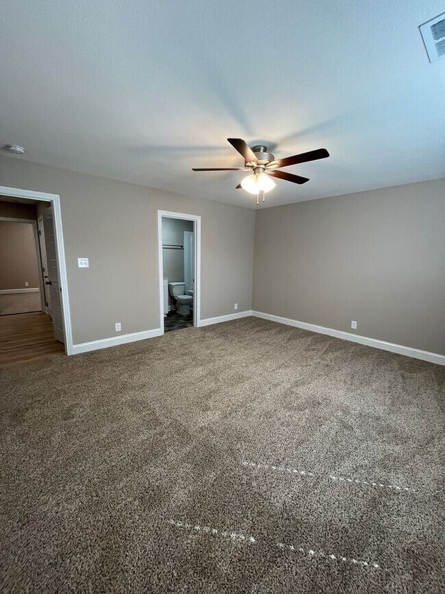 Building Photo - Charming 2-Bedroom Townhome with Modern Co...